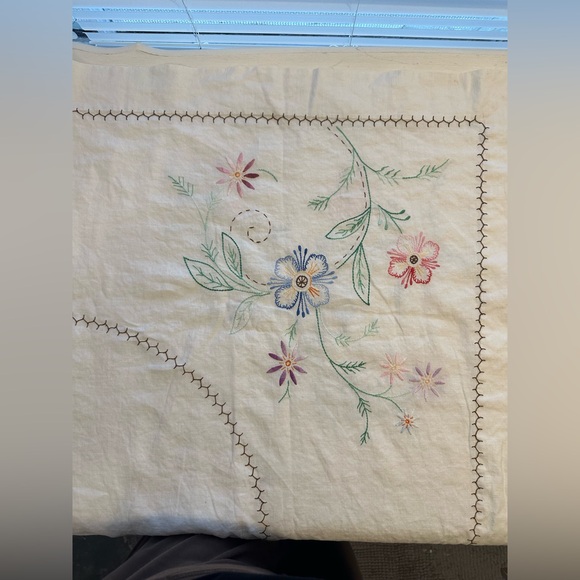 Vintage embroidered tablecloth - Picture 3 of 7